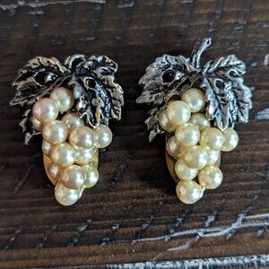 VINTAGE Collar Clips Faux Pearl Grape Cluster Vintage Retro Preppy School
